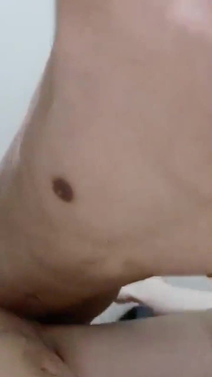 小情侣在家爱爱自拍 被操的小脸绯红 还是满足 记录这美好的时光