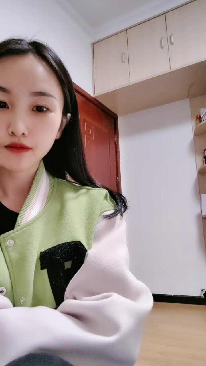 高冷气质颜值美女！新人下海很直接！脱下裤子掰穴看，多毛小穴特写，骚逼看着非常紧致