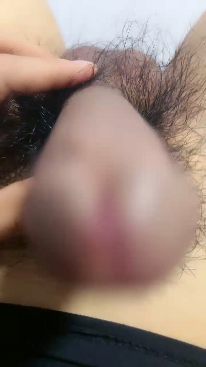 新人小可爱黑丝小诱惑让小哥压在身下啪啪，露脸性爱浪叫呻吟让小哥直接射逼里了，拉近镜头特写精液流出刺激