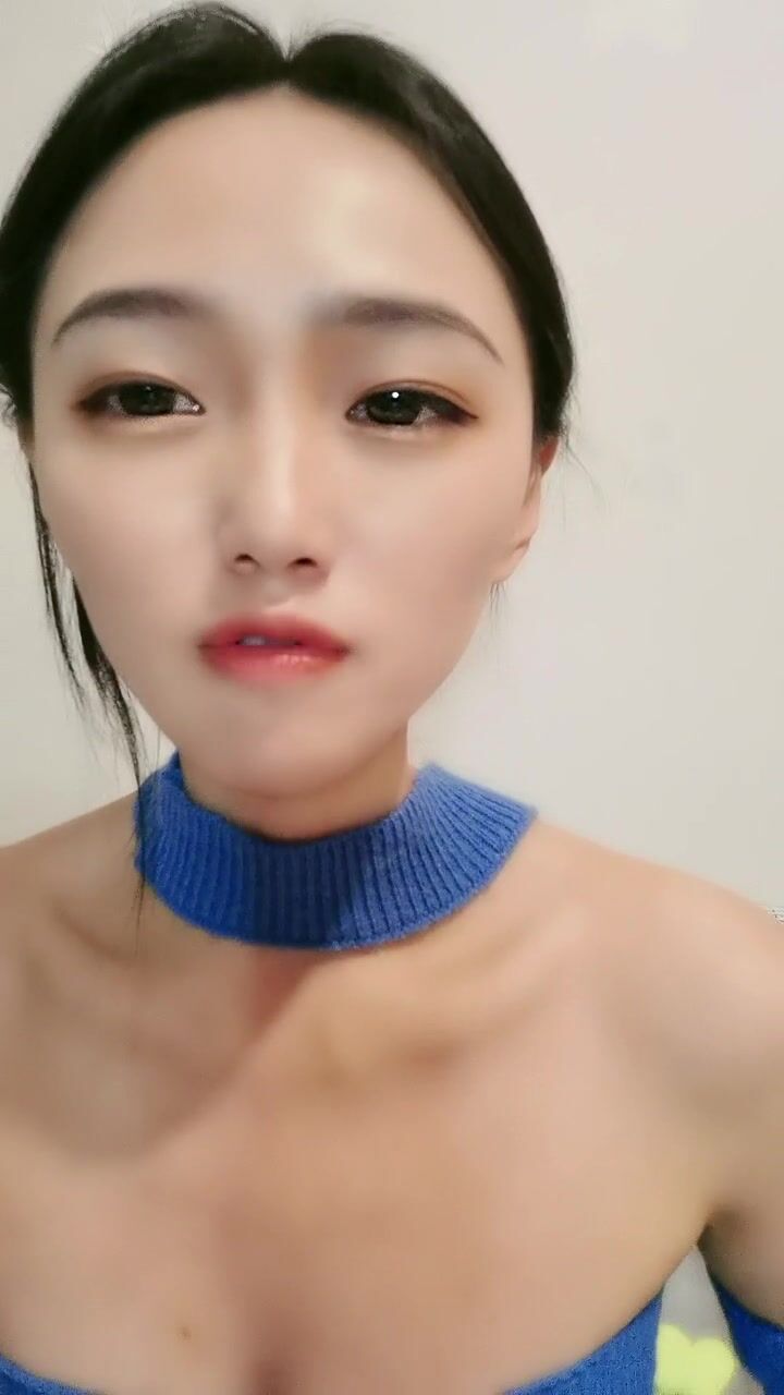 露脸新人妹子双手搓胸，挤挤奶子特写蝴蝶逼，不停的按摩阴蒂小小粉蝴蝶