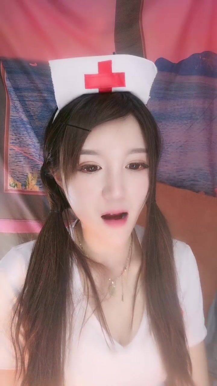 你的护士女友已上线，白丝情趣装露脸颜值高，掏出奶子陪狼友发骚，按摩棒玩着阴蒂道具抽插，撅着屁股看骚穴