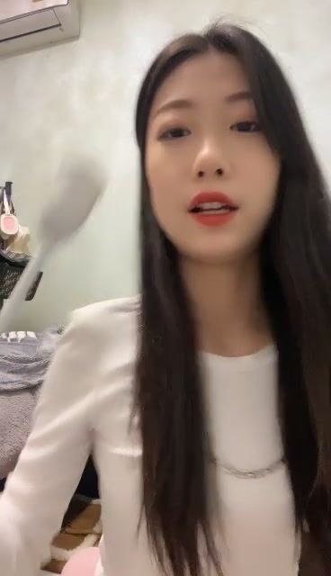绿播女神下海！收费房大尺度自慰！脱光光苗条贫乳，张开双腿多毛骚穴掰开，揉搓阴蒂娇喘