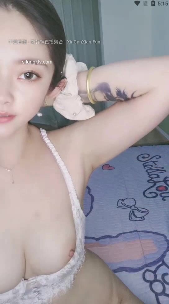 质量绝对属于上上层的超美网红女神，天然的饱满的大奶子手感肯定很不错，用手抠逼自慰水汪汪，舔手指尝尝自己水的味道