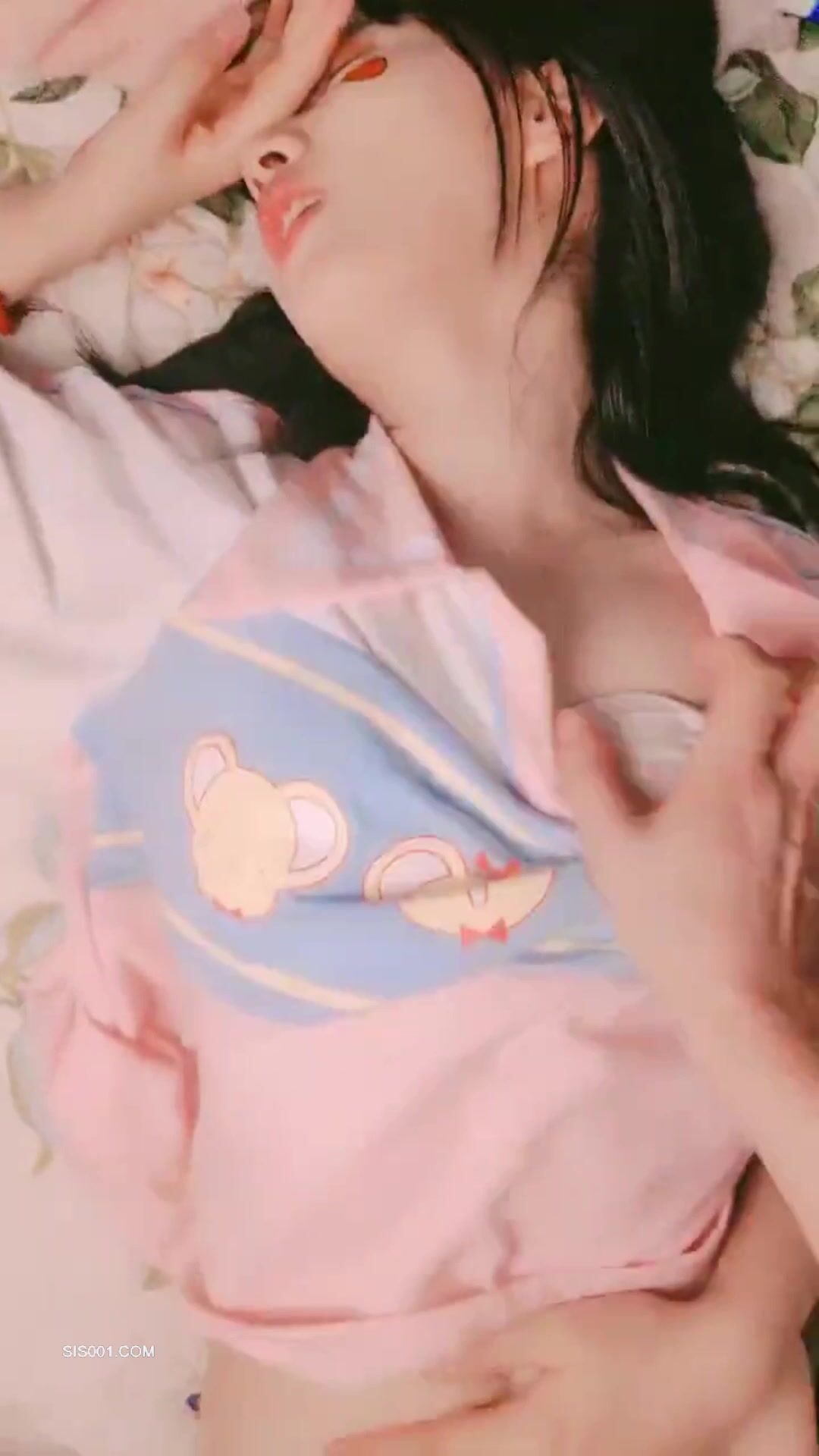 真实操小女友系列 白虎一线天女友被操的眼睛迷离 肤白腿长 鲍鱼超紧超嫩 像完全被包裹着 那感觉真舒爽