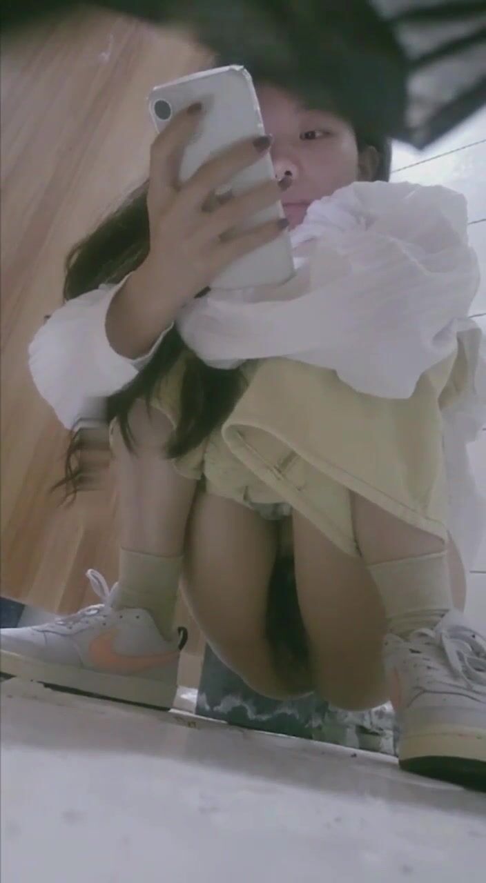 最新7月女厕偷拍【超近距离拍摄】几乎怼着拍！八位 都是20岁出头的嫩妹子，这角度超