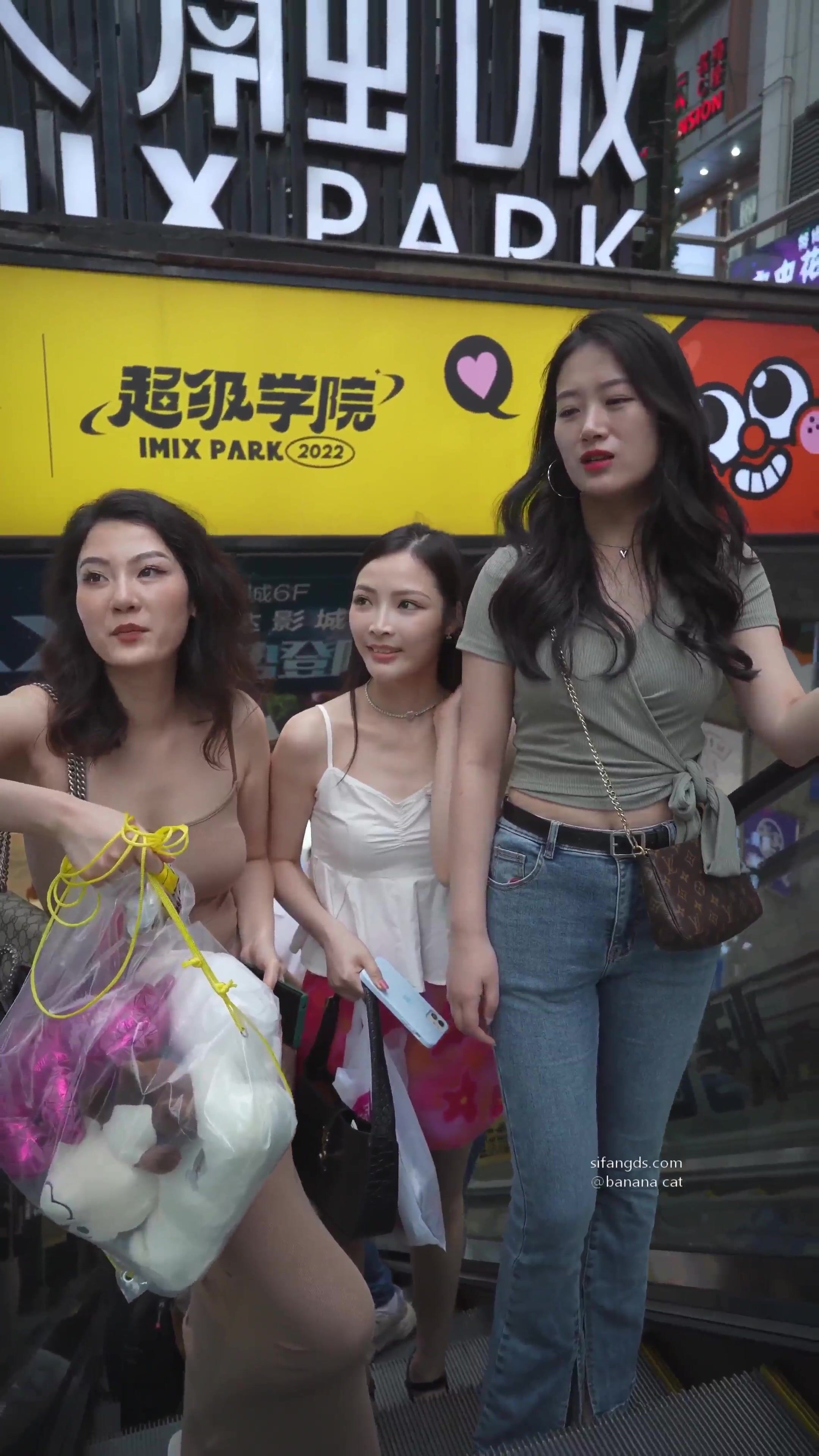 -商场一路跟踪抄底短裙美少妇骚丁都被夹到B缝里去了就像没穿内裤一样