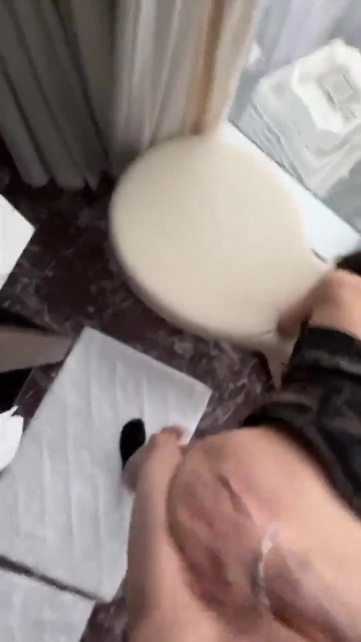 -漂亮美眉 叫爸爸 爸爸打我 啊操死我了 小母狗大白天直接在落地窗前 看着城市景色 像狗一样趴着被爸爸无套输出