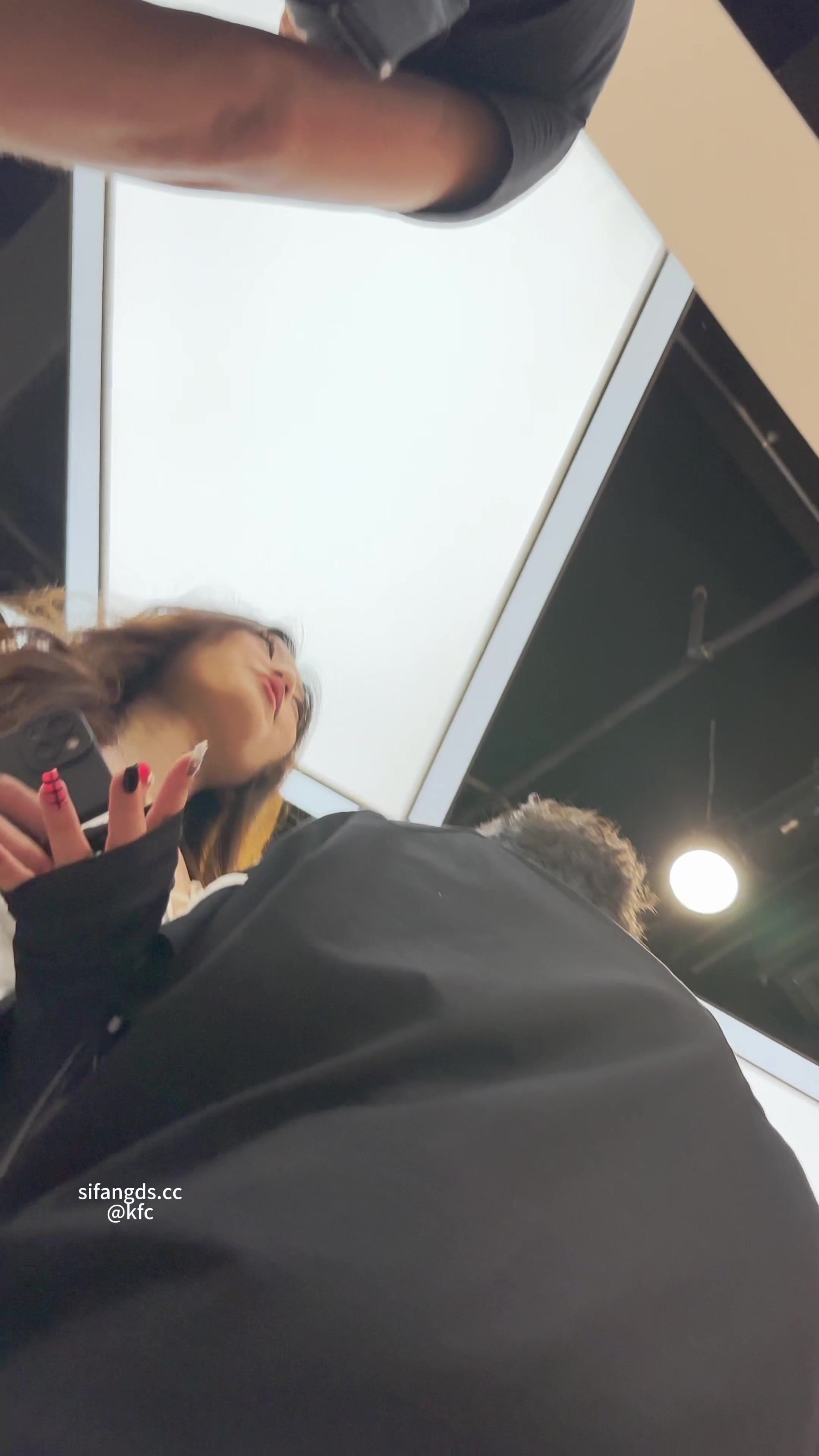 【KFC】短裙靓女和男友逛街。白色半透明蕾丝内内前后CD.
