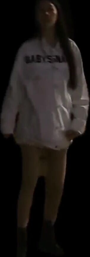 路边公厕全景偷拍两位出来散步的美女  非常漂亮的极品鲍鱼