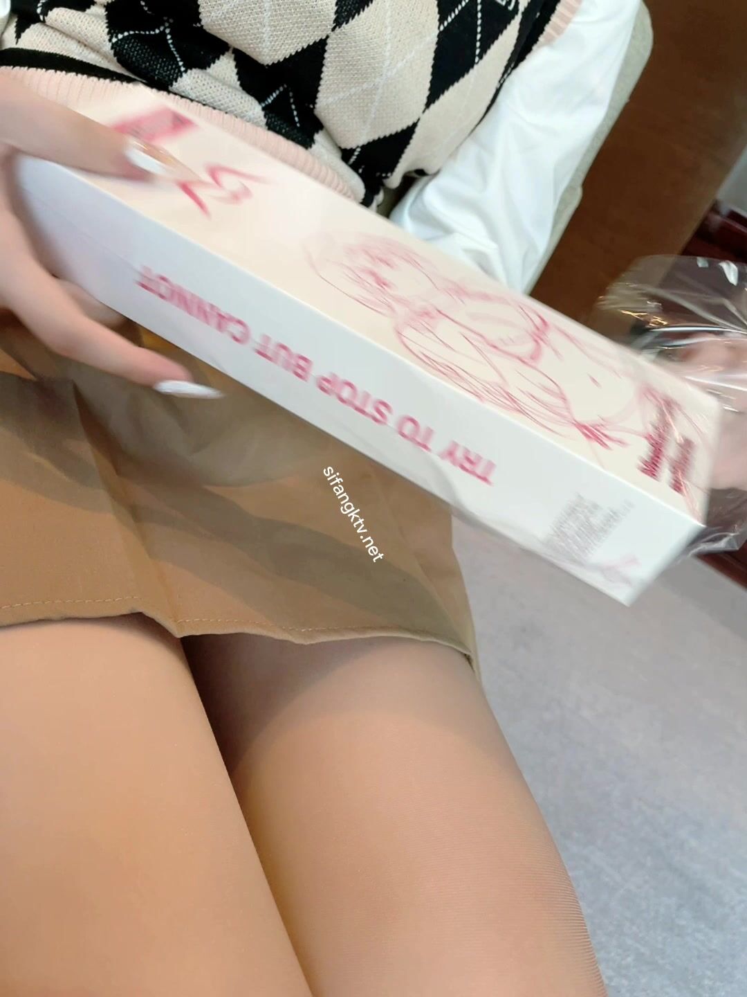 -顶级女模私定作品！颜值巅峰，秀人网治愈系女神【谢小蒽】罕有露鲍，电动鸡巴真实进入紫薇2K画质