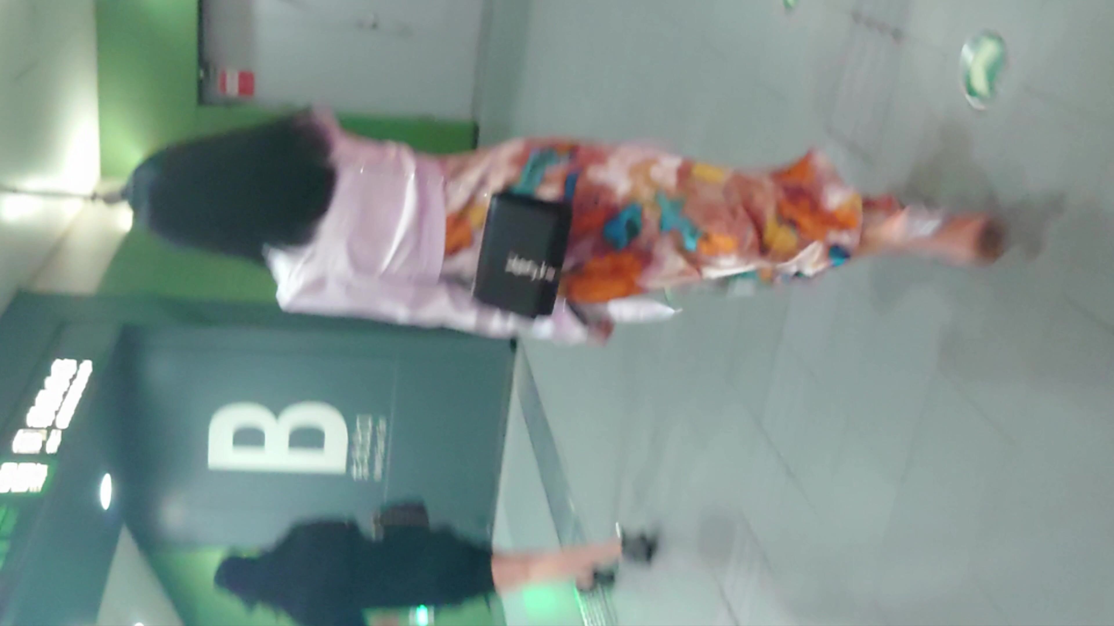 大型商场多次抄底女神级的美女老板娘 肤白貌美大长腿