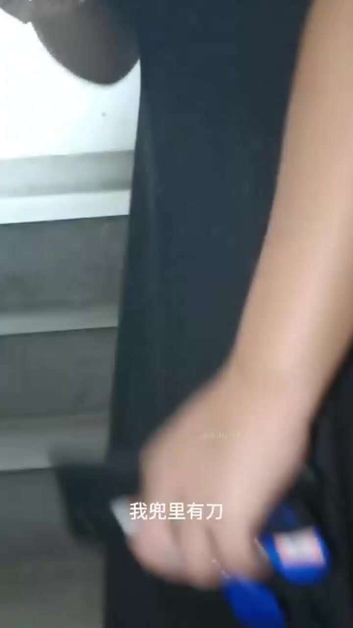 “别动，我兜里有刀，别说话摸两下就完事”楼道内强摸黑丝不穿内裤少妇，穿这么骚给谁看呢