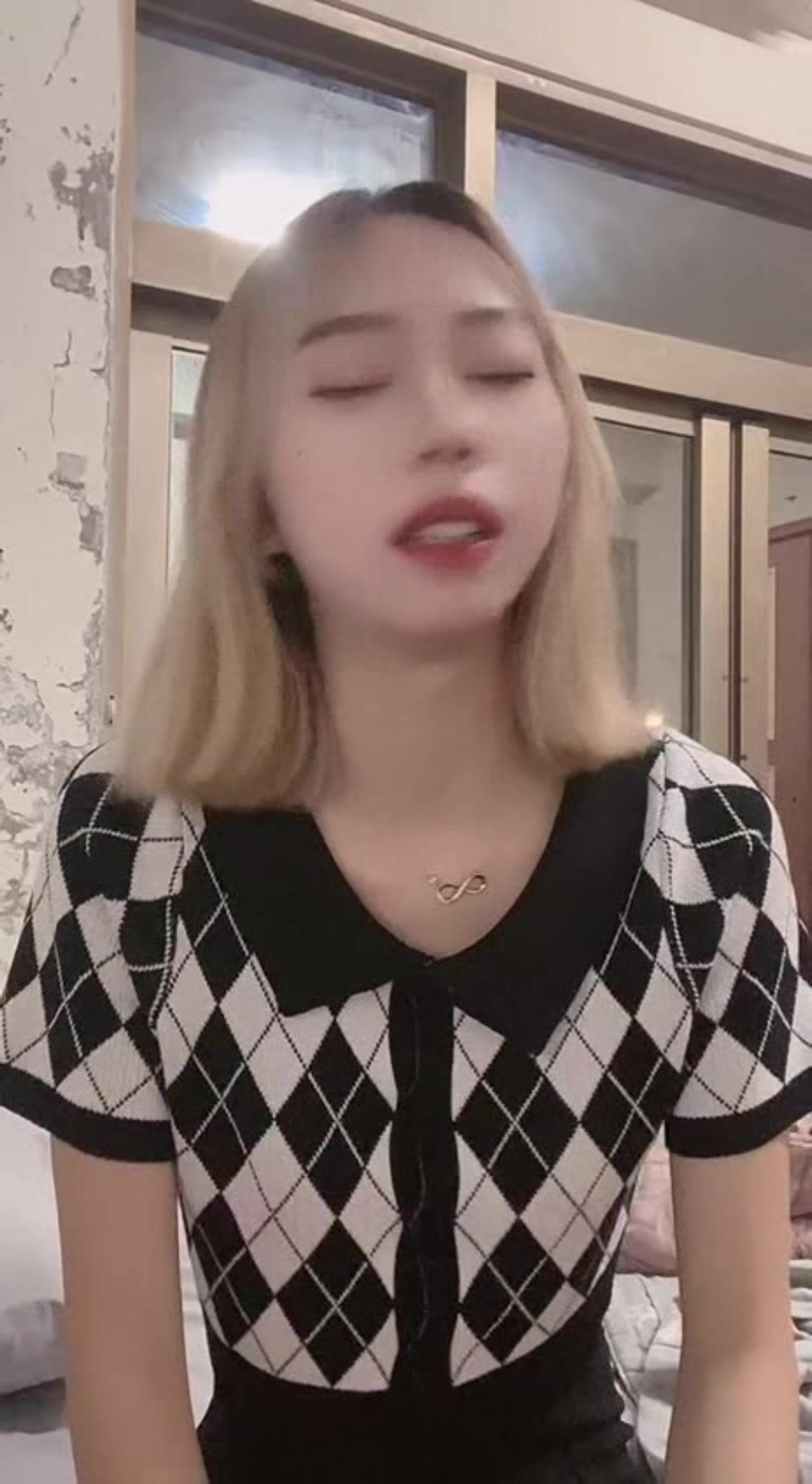 冒充模特比赛评委 忽悠漂亮小姐姐脱光了看鲍鱼