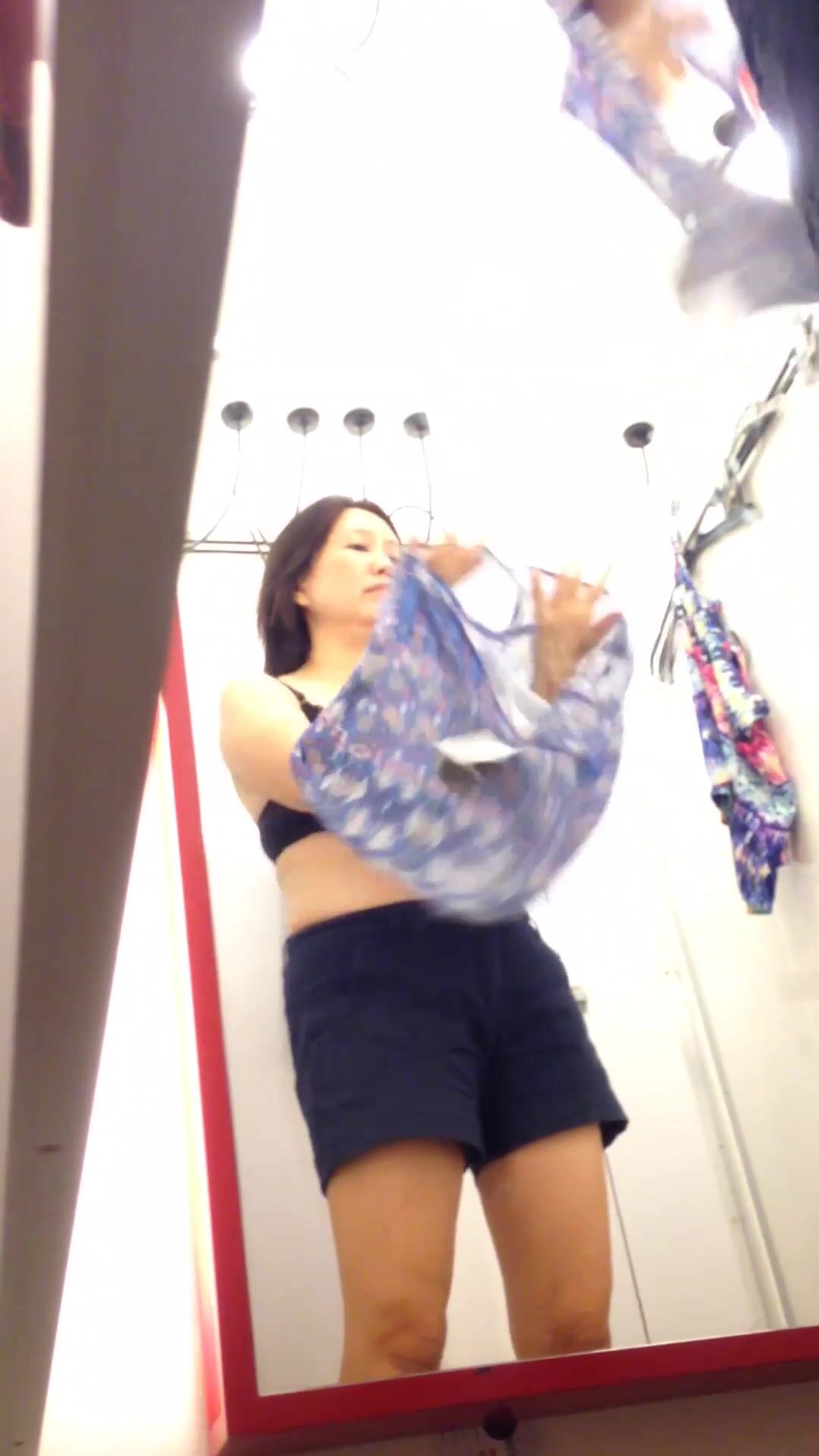 商场女性内衣服饰专卖店试衣间全景偸拍妹子试衣基本都是年轻姑娘大长腿漂亮美女小内内出现骆驼趾很肥一线天9 (39)