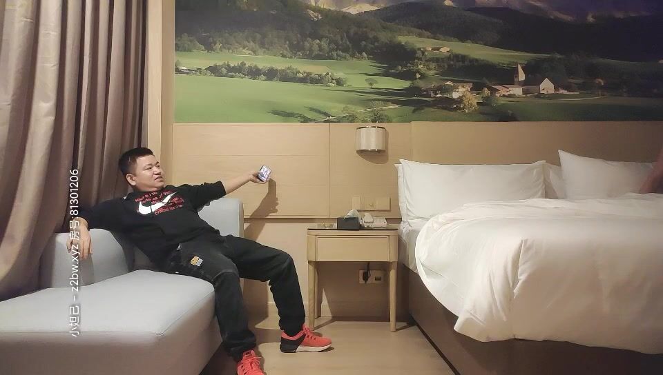 身材爆好的美腿高颜值轻少妇，一副贵妇 的样，黄色齐逼短裙太亮眼了 让人秒硬的节奏，妹子做爱非常投入，临界高潮叫得很真